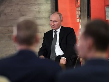 Президент России Владимир Путин встретился с представителями общественных патриотических и молодёжных организаций в Волгограде