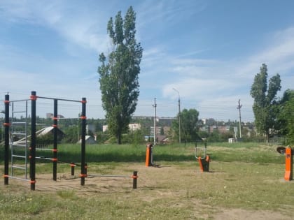 На спортплощадке  школы № 10 появились силовые тренажеры