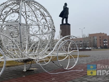 В Волжском вандал покусился на новогоднее убранство главной площади города