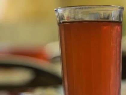 Врачи советуют заменять алкогольные напитки на отвары из шиповника и смородиновые морсы