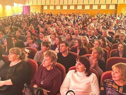 Станислав Зинченко показал такой аншлаг в Камышинском драмтеатре на отчете «Единой России», какой на обычных спектаклях не увидишь