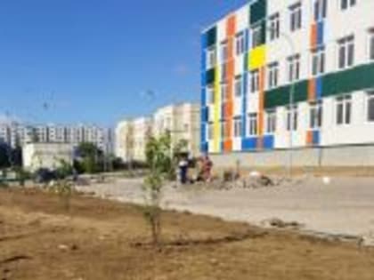 Рядом с новой школой-тысячником в Ворошиловском районе высадят более 600 зеленых насаждений