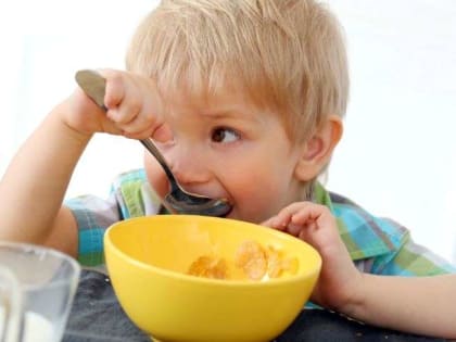 Педиатр рассказала, почему не стоит заставлять детей доедать