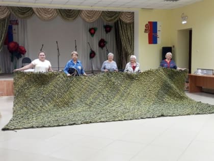 Жители Сестренского плетут маскировочные сети для защиты бойцов