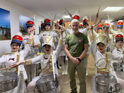 Элегантные барабанщицы из Камышинского ДК «Текстильщик» с композицией «Вперед, Россия!» выступили вместе с Олегом Газмановым (ВИДЕО)