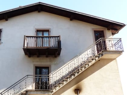 Под Волгоградом постоялец гостиницы вышел покурить на балкон и погиб