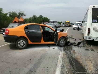 В лобовом столкновении с автобусом под Волгоградом погиб человек