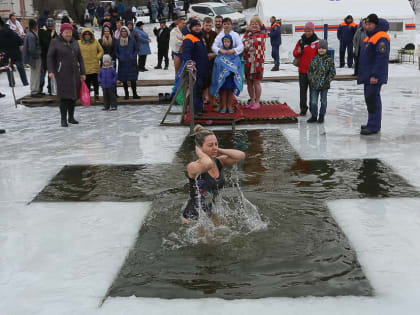 Волгоградцам рассказали, кому противопоказано купаться в проруби на Крещение