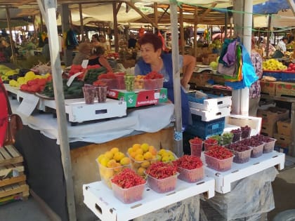 Цены на фрукты и ягоды полезли вверх на волгоградских рынках