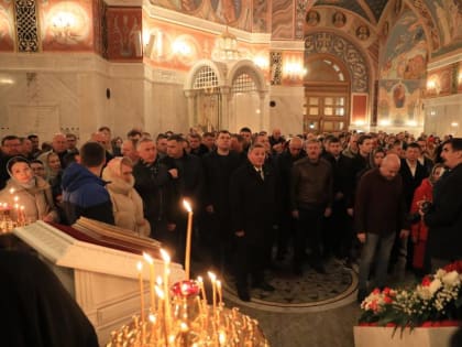 Пасхальное богослужение в храме Александра Невского в Волгограде посетил губернатор Андрей Бочаров