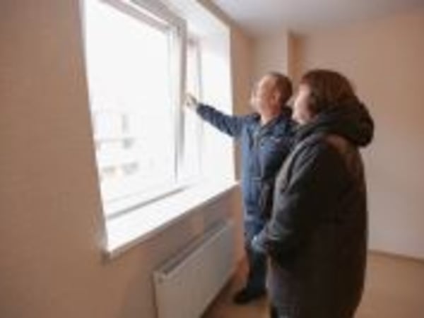 Жильцам аварийных домов досрочно передают новые квартиры