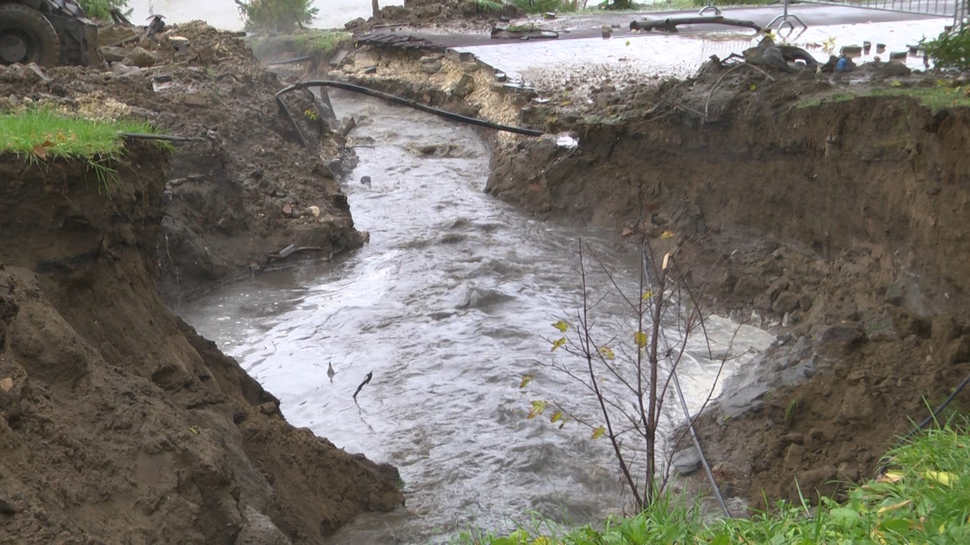 Отключили воду волгоград. Река царица Волгоград. Прорыв трубы в Волгограде. Коллектор реки царица. Коммунальная авария в Волгограде.