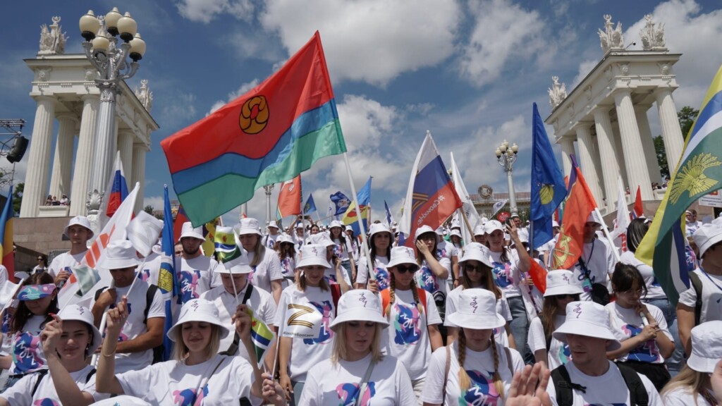 19 ноября праздник в волгограде. Фестиваль 34 Волгоград молодежный. Нилето в Волгограде 25 июня. Фестиваль молодёжи Волгоград три четыре. Спортсмены на фестивале молодежи , три четыре.