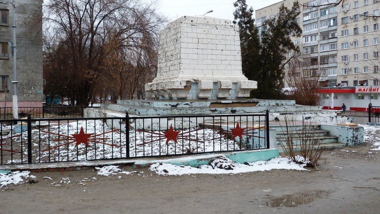 Пошла волгоград. Братские могилы в Волгограде Краснооктябрьский район. Памятники Краснооктябрьского района Волгограда. Краснооктябрьский район Сталинграда. Комсомольский сад Братская могила Волгоград.