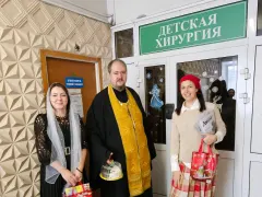 Рождественский визит: представители Храма Владимирской иконы Божией Матери посетили Медицинский центр №2