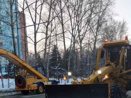 Спецтехника «Томск САХ» убирает улицы города в новогодние каникулы