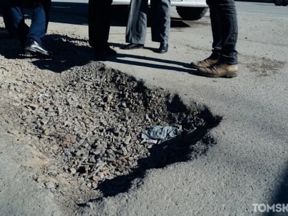 Асфальт провалился у нового детского сада в Томске