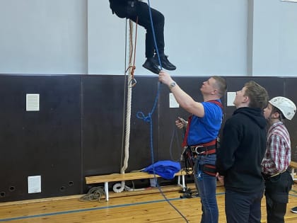 На профориентационном интенсиве студенты ТЭФ познакомили школьников района с профессией спасателя