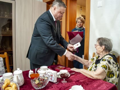 Мэр Северска Николай Диденко вручил юбилейную медаль инвалиду Великой Отечественной Войны