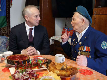 Владимир Мазур лично поздравил с 97-летием старейшего томского десантника