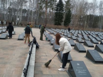 Следователи СК провели субботник на Южном кладбище в Томске