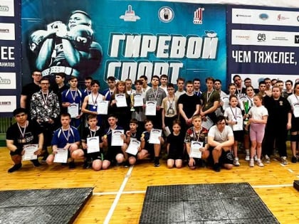 Школьники разыграли медали на гиревом помосте