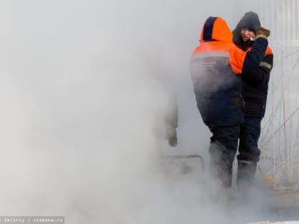 Мусоровоз снес трубу теплотрассы в Томске. Два дома остались без тепла в мороз