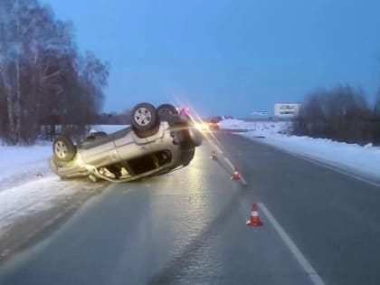 Lada перевернулась на крышу после ДТП на томской трассе