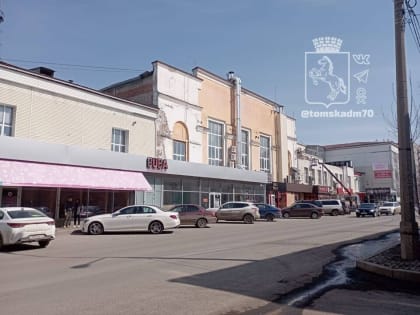 Частично обрушившаяся стена здания бывшего электролампового завода представляет опасность для томичей