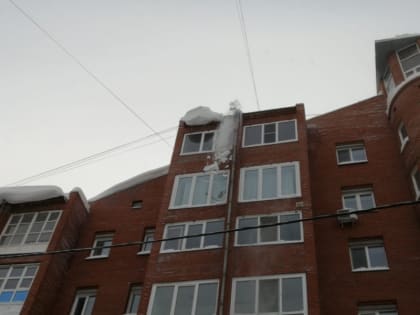 В Томске ежедневно очищают кровли домов от снежных навесов
