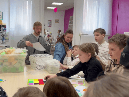 Семьи участников СВО посетили фабрику по изготовлению ростовых кукол «Потапыч»