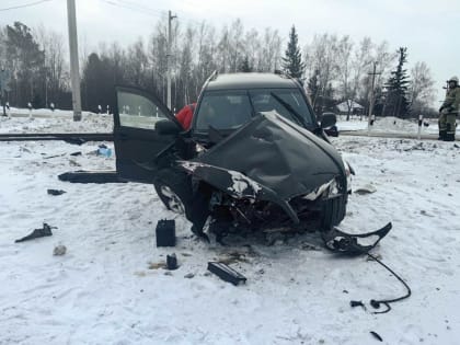 Локомотив столкнулся с машиной на ж/д переезде в Томской области