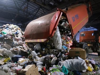 В новогодние праздники мэрия просит томичей не парковать автомобили вблизи мусорных контейнеров