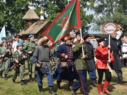 Казачьи забавы, песни и скачки. Фестиваль казачьей культуры «Братина» с размахом прошел в Кривошеине