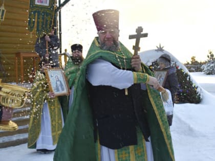 Приход храма в с. Новый Васюган встретил престольный праздник соборным богослужением