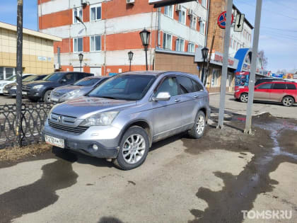 Мастера томской парковки: езда по тротуару или самокатный хаос