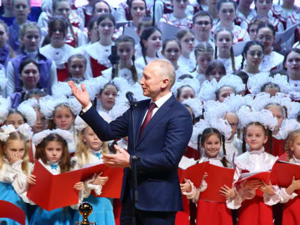 Губернатор, симфонический оркестр и 600 детей-хористов поздравили томичек с 8 марта