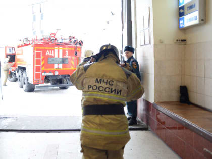 Томские пожарные спасли 15 человек во время возгорания в жилом доме