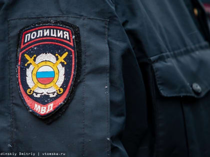 МВД: психолог работает с девочкой, на которую напал мужчина в лифте дома в Томске