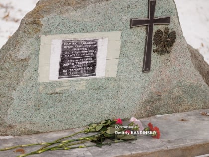 В Томской области полиция больше года ищет вандалов, повредивших памятники репрессированным полякам