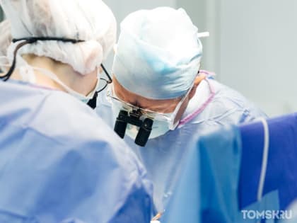 Томские врачи провели восемь операций, чтобы спасти жизнь мужчине, попавшему под поезд