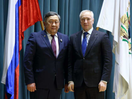 Губернатор региона Владимир Мазур вручил государственные и областные награды сотрудникам СибГМУ