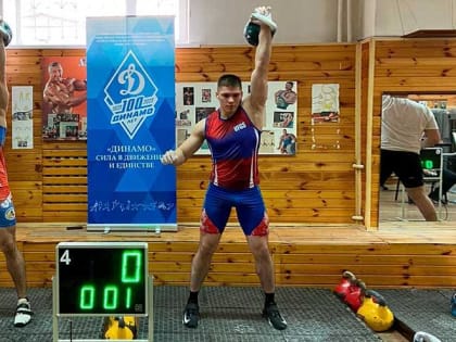 Динамовцы разыграли медали на гиревом помосте