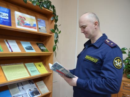 В библиотеке института открылась выставка, посвященная Дню специальных подразделений УИС по конвоированию