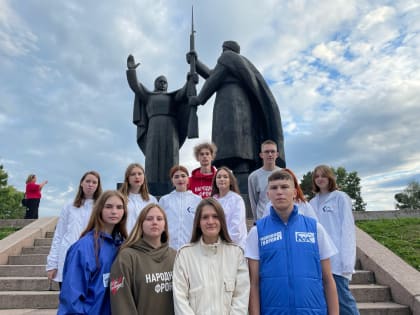 Молодогвардейцы возложили свечи к вечному огню в память о погибших в результате терактов