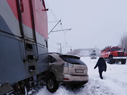 Lexus столкнулся с локомотивом на ж/д переезде в Томске