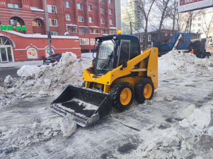 В Томске начали очищать тротуары на центральных улицах от уплотненного снега