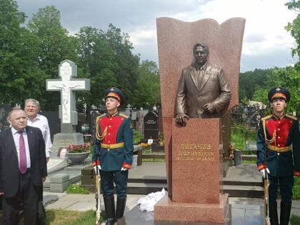 Торжественно открыт памятник Егору Лигачёву