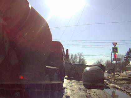 Автомобиль провалился в яму на пересечении улиц Транспортная и Пушкина в Томске