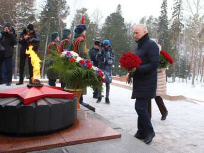 Губернатор Томской области возложил цветы к мемориалу боевой и трудовой славы томичей